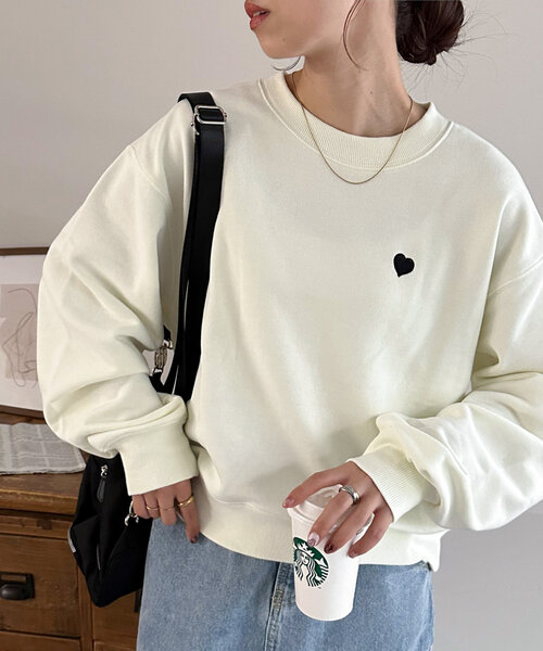 DISCOAT(ディスコート)の「【WEB限定/新色追加】ハート刺繍スウェット(スウェット・レディース・ネイビー/ライトベージュ/チャコールグレー/ベージュ/オフホワイト/ブラウン・MEDIUM)」の7枚目の写真