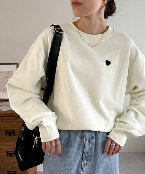 DISCOAT(ディスコート)の「【WEB限定/新色追加】ハート刺繍スウェット(スウェット・レディース・ネイビー/ライトベージュ/チャコールグレー/ベージュ/オフホワイト/ブラウン・MEDIUM)」の8枚目の写真