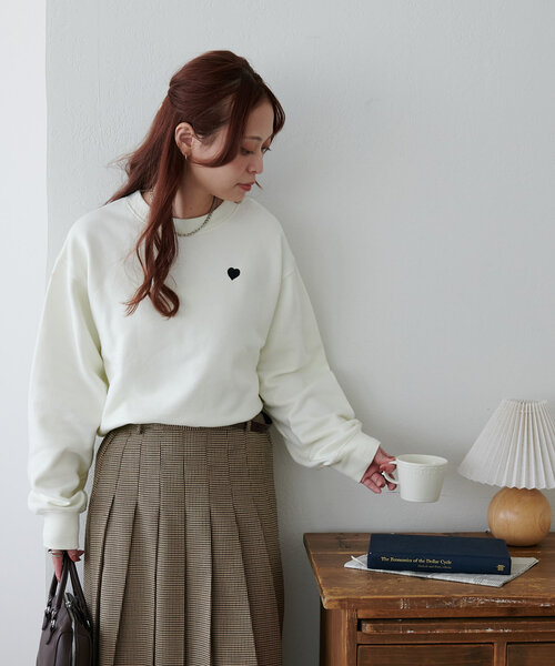 DISCOAT(ディスコート)の「【WEB限定/新色追加】ハート刺繍スウェット(スウェット・レディース・ネイビー/ライトベージュ/チャコールグレー/ベージュ/オフホワイト/ブラウン・MEDIUM)」の12枚目の写真