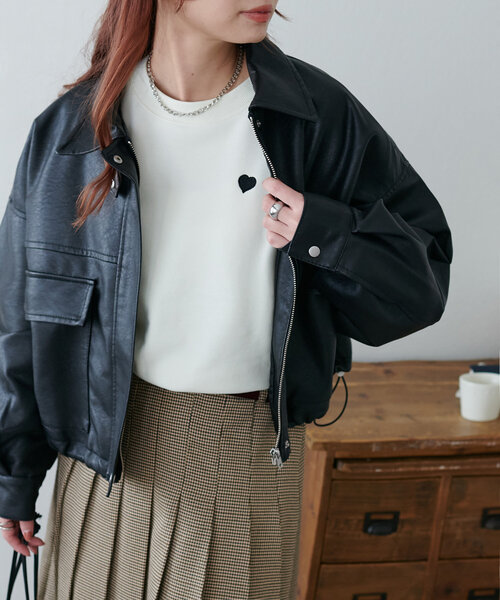 DISCOAT(ディスコート)の「【WEB限定/新色追加】ハート刺繍スウェット(スウェット・レディース・ネイビー/ライトベージュ/チャコールグレー/ベージュ/オフホワイト/ブラウン・MEDIUM)」の15枚目の写真