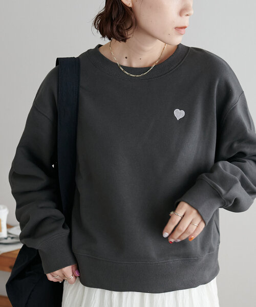 DISCOAT(ディスコート)の「【WEB限定/新色追加】ハート刺繍スウェット(スウェット・レディース・ネイビー/ライトベージュ/チャコールグレー/ベージュ/オフホワイト/ブラウン・MEDIUM)」の18枚目の写真