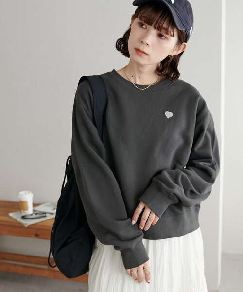 DISCOAT(ディスコート)の「【WEB限定/新色追加】ハート刺繍スウェット(スウェット・レディース・ネイビー/ライトベージュ/チャコールグレー/ベージュ/オフホワイト/ブラウン・MEDIUM)」の19枚目の写真