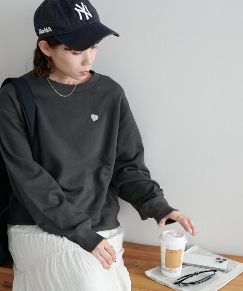 DISCOAT(ディスコート)の「【WEB限定/新色追加】ハート刺繍スウェット(スウェット・レディース・ネイビー/ライトベージュ/チャコールグレー/ベージュ/オフホワイト/ブラウン・MEDIUM)」の22枚目の写真