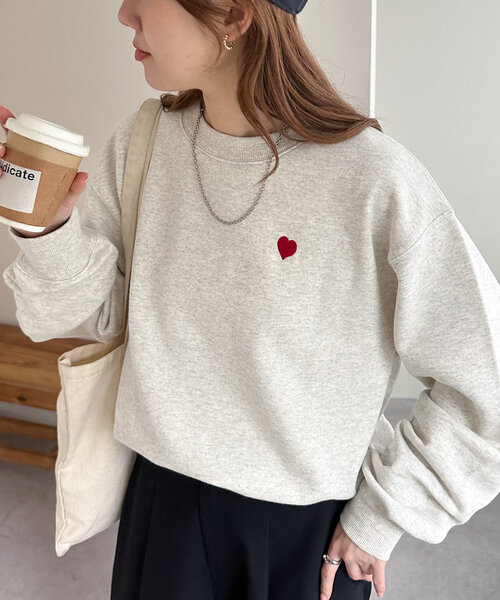 DISCOAT(ディスコート)の「【WEB限定/新色追加】ハート刺繍スウェット(スウェット・レディース・ネイビー/ライトベージュ/チャコールグレー/ベージュ/オフホワイト/ブラウン/ライトグレー/ブラック・MEDIUM)」の9枚目の写真