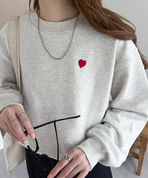DISCOAT(ディスコート)の「【WEB限定/新色追加】ハート刺繍スウェット(スウェット・レディース・ネイビー/ライトベージュ/チャコールグレー/ベージュ/オフホワイト/ブラウン/ライトグレー/ブラック・MEDIUM)」の11枚目の写真