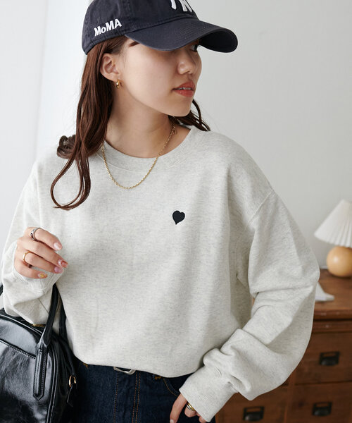 DISCOAT(ディスコート)の「【WEB限定/新色追加】ハート刺繍スウェット(スウェット・レディース・ネイビー/ライトベージュ/チャコールグレー/ベージュ/オフホワイト/ブラウン/ライトグレー/ブラック・MEDIUM)」の17枚目の写真