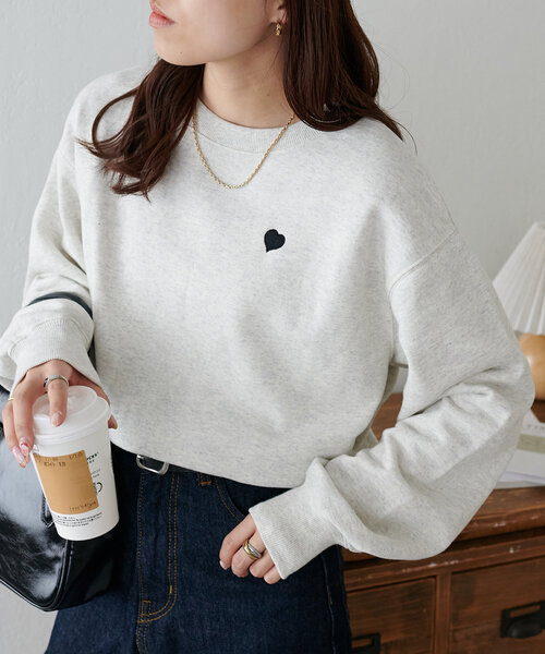 DISCOAT(ディスコート)の「【WEB限定/新色追加】ハート刺繍スウェット(スウェット・レディース・ネイビー/ライトベージュ/チャコールグレー/ベージュ/オフホワイト/ブラウン/ライトグレー/ブラック・MEDIUM)」の18枚目の写真