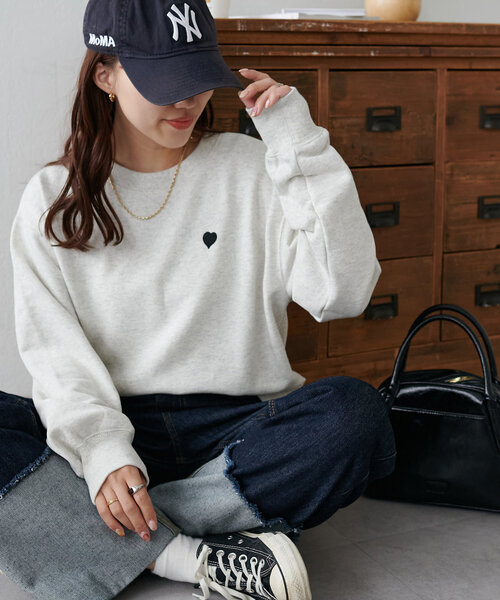 DISCOAT(ディスコート)の「【WEB限定/新色追加】ハート刺繍スウェット(スウェット・レディース・ネイビー/ライトベージュ/チャコールグレー/ベージュ/オフホワイト/ブラウン/ライトグレー/ブラック・MEDIUM)」の19枚目の写真