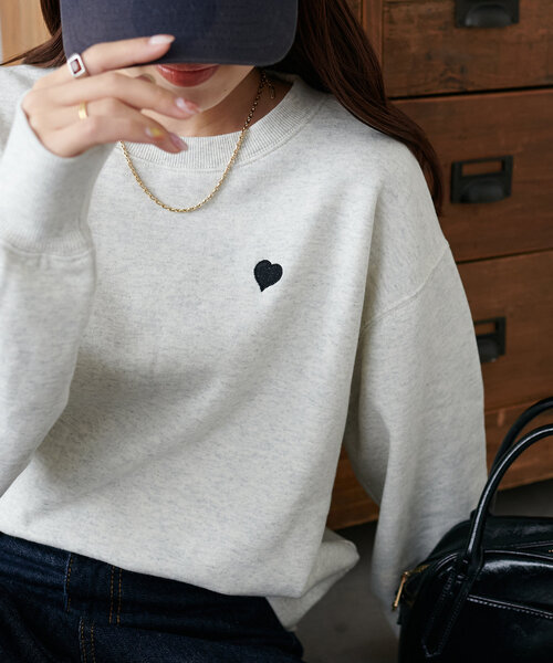 DISCOAT(ディスコート)の「【WEB限定/新色追加】ハート刺繍スウェット(スウェット・レディース・ネイビー/ライトベージュ/チャコールグレー/ベージュ/オフホワイト/ブラウン/ライトグレー/ブラック・MEDIUM)」の20枚目の写真