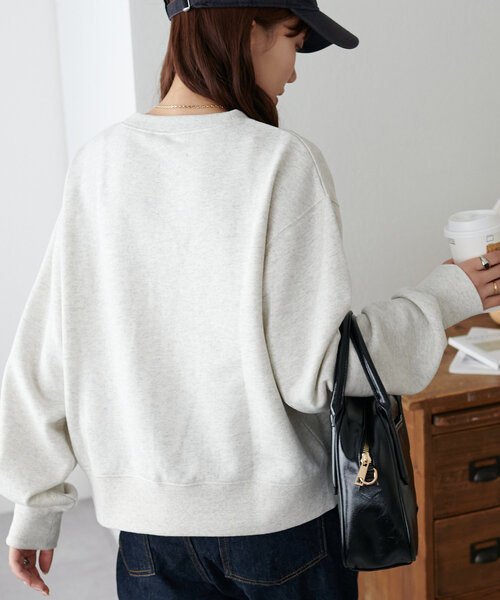 DISCOAT(ディスコート)の「【WEB限定/新色追加】ハート刺繍スウェット(スウェット・レディース・ネイビー/ライトベージュ/チャコールグレー/ベージュ/オフホワイト/ブラウン/ライトグレー/ブラック・MEDIUM)」の21枚目の写真
