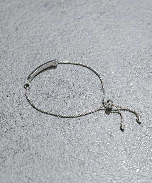 SMELLY(スメリー)の「カーブプレートスライドブレスレット(ブレスレット・レディース・シルバー・-)」の1枚目の写真