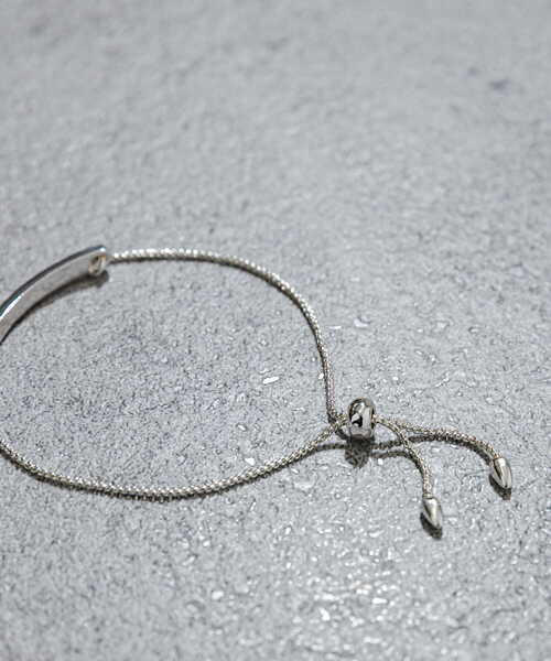 SMELLY(スメリー)の「カーブプレートスライドブレスレット(ブレスレット・レディース・シルバー・-)」の2枚目の写真