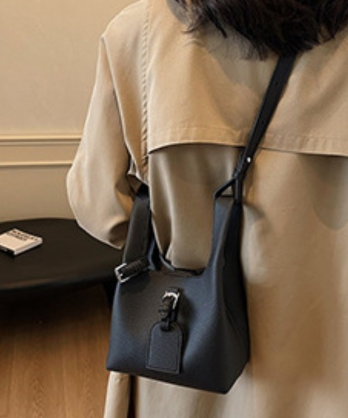 Ritzy(リッツィー)の「ポーチ付き バケット ショルダーバッグ(ショルダーバッグ・レディース・ブラック/グレイッシュベージュ/ブラウン・FREE)」の2枚目の写真