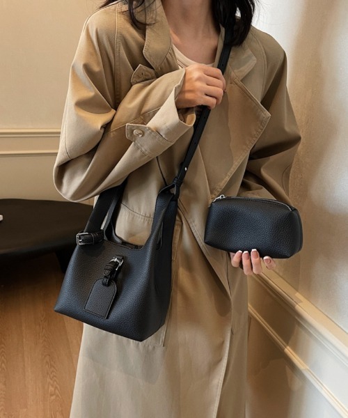 Ritzy(リッツィー)の「ポーチ付き バケット ショルダーバッグ(ショルダーバッグ・レディース・ブラック/グレイッシュベージュ/ブラウン・FREE)」の4枚目の写真