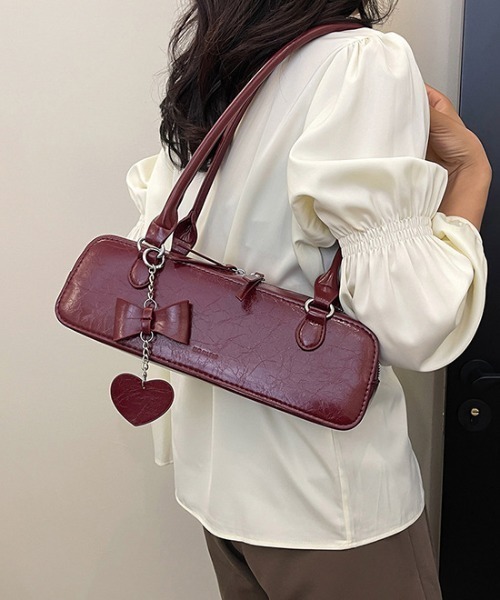 Per sist ence(パーシエンス)の「フェイクレザー横長ショルダーバッグ/チャーム付き(ショルダーバッグ・レディース・レッド/ホワイト/ブラウン/シルバー/ブラック・FREE)」の1枚目の写真