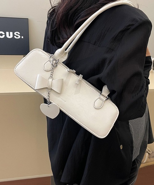Per sist ence(パーシエンス)の「フェイクレザー横長ショルダーバッグ/チャーム付き(ショルダーバッグ・レディース・レッド/ホワイト/ブラウン/シルバー/ブラック・FREE)」の2枚目の写真
