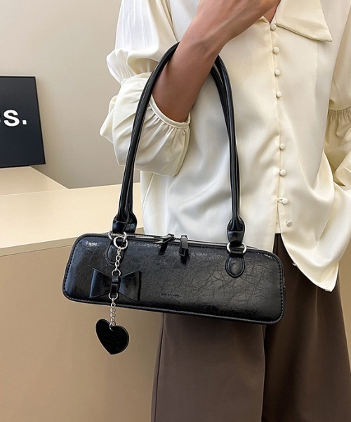 Per sist ence(パーシエンス)の「フェイクレザー横長ショルダーバッグ/チャーム付き(ショルダーバッグ・レディース・レッド/ホワイト/ブラウン/シルバー/ブラック・FREE)」の3枚目の写真