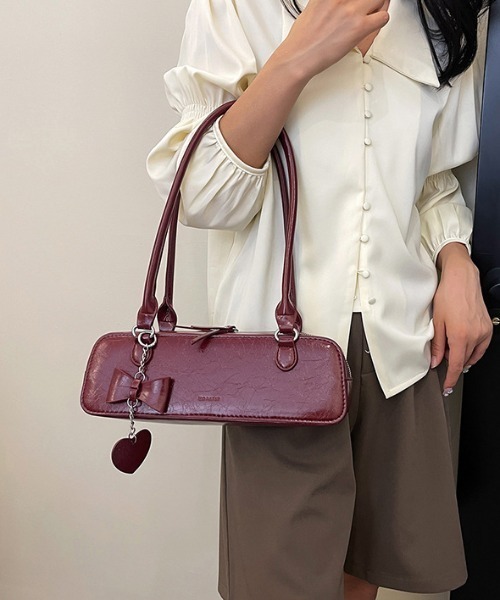 Per sist ence(パーシエンス)の「フェイクレザー横長ショルダーバッグ/チャーム付き(ショルダーバッグ・レディース・レッド/ホワイト/ブラウン/シルバー/ブラック・FREE)」の17枚目の写真