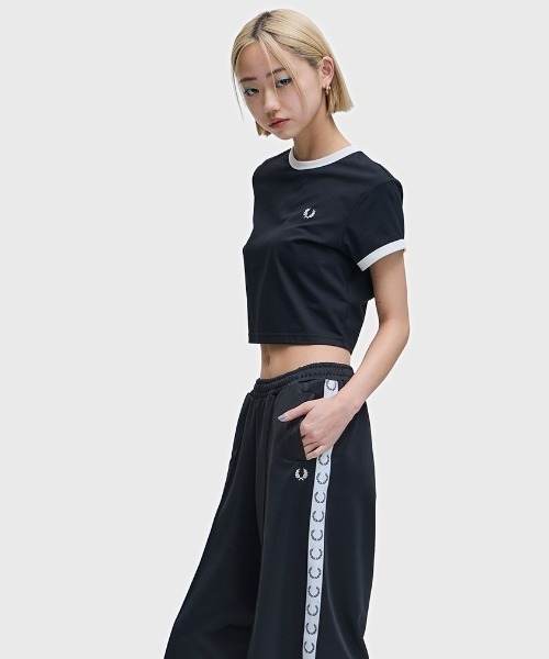 FRED PERRY(フレッドペリー)の「Cropped Ringer T-Shirt/クロップドTシャツ(Tシャツ/カットソー・レディース・グリーン/ホワイト/ピンク/ネイビー/マルーン/ブラック・10)」の13枚目の写真