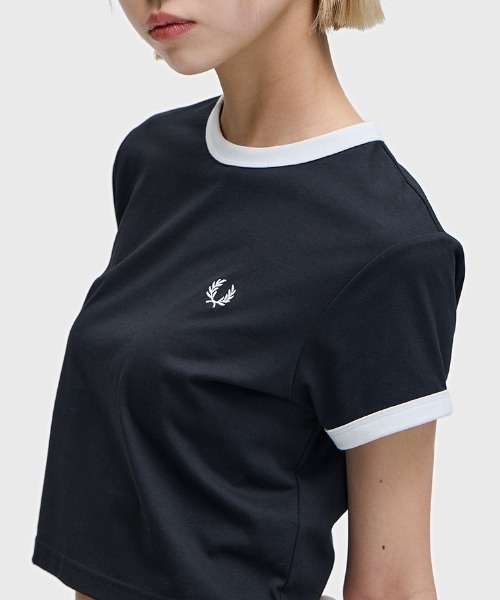 FRED PERRY(フレッドペリー)の「Cropped Ringer T-Shirt/クロップドTシャツ(Tシャツ/カットソー・レディース・グリーン/ホワイト/ピンク/ネイビー/マルーン/ブラック・10)」の16枚目の写真