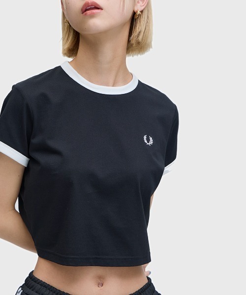 FRED PERRY(フレッドペリー)の「Cropped Ringer T-Shirt/クロップドTシャツ(Tシャツ/カットソー・レディース・グリーン/ホワイト/ピンク/ネイビー/マルーン/ブラック・10)」の15枚目の写真