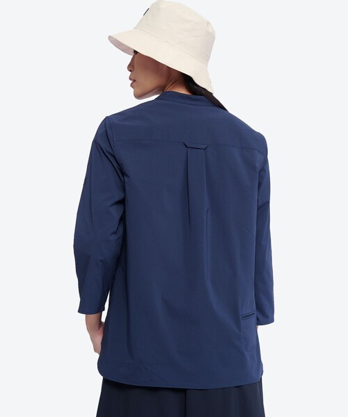 AIGLE（エーグル）の「速乾 SOLOTEX ワンポイントロゴ ロングスリーブプルオーバーノーカラーシャツ（シャツ/ブラウス・レディース・ホワイト/ダークブルー/ベージュ・36/40/34/38）」の8枚目の写真