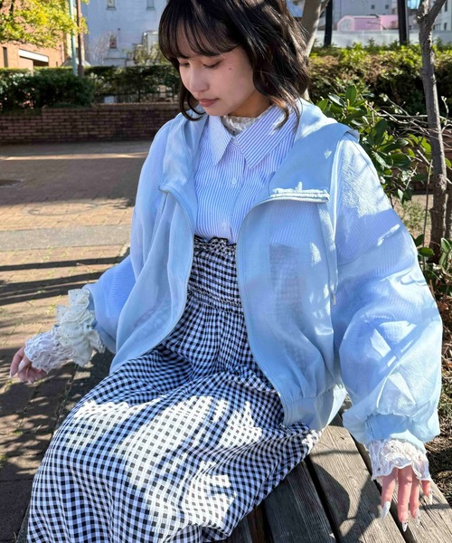 AS KNOW AS plus（アズノゥアズプラス）の「●【軽量】フーディボリュームシアーブルゾン（ブルゾン・レディース・アイボリー/ブラック/グレイッシュベージュ/ブルー・FREE）」の4枚目の写真