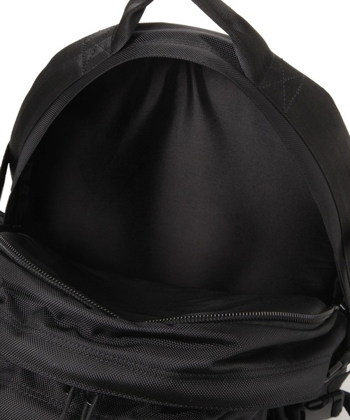 NEW ERA(ニューエラ)の「【NEW ERA(ニューエラ)】キャリアパック 35L(バックパック/リュック・メンズ・ブラック・FREE)」の17枚目の写真