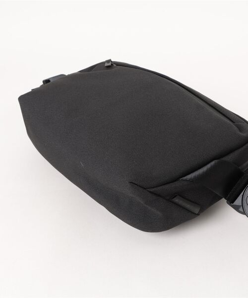 ALPAKA(アルパカ)の「GO SLING スリングバッグ 5.5L(ショルダーバッグ・メンズ・ブラック・ONE SIZE)」の5枚目の写真