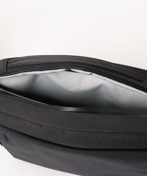 ALPAKA(アルパカ)の「GO SLING スリングバッグ 5.5L(ショルダーバッグ・メンズ・ブラック・ONE SIZE)」の6枚目の写真