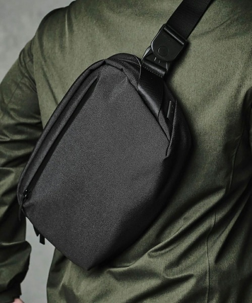 ALPAKA(アルパカ)の「GO SLING スリングバッグ 5.5L(ショルダーバッグ・メンズ・ブラック・ONE SIZE)」の1枚目の写真