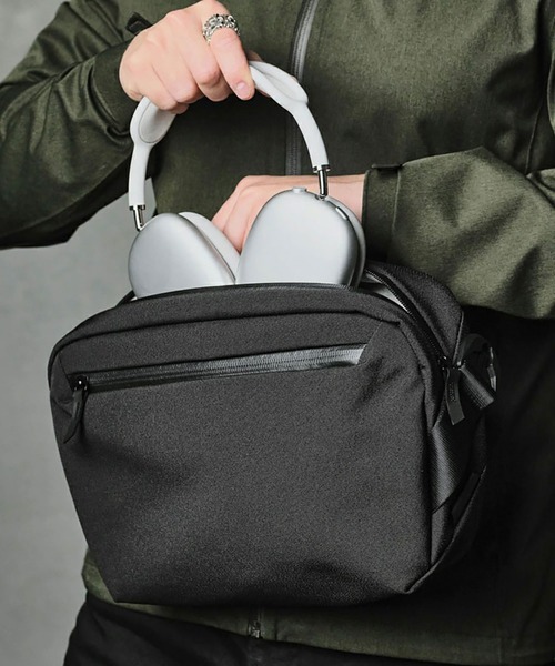 ALPAKA(アルパカ)の「GO SLING スリングバッグ 5.5L(ショルダーバッグ・メンズ・ブラック・ONE SIZE)」の2枚目の写真