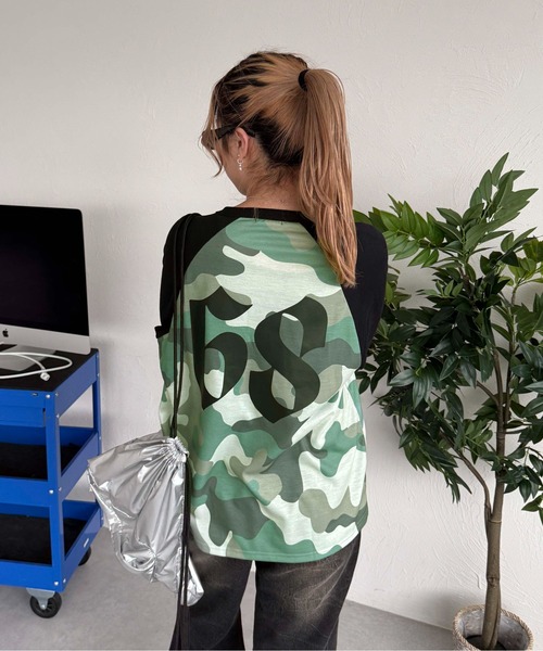 sedacle(セダクル)の「ナンバリング迷彩ユニフォームロンT(Tシャツ/カットソー・メンズ・カーキ/ブラック/ピンク・LARGE/MEDIUM/SMALL)」の2枚目の写真