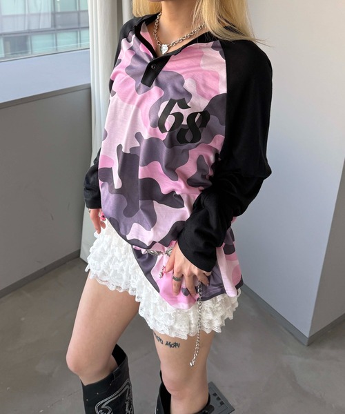 sedacle(セダクル)の「ナンバリング迷彩ユニフォームロンT(Tシャツ/カットソー・メンズ・カーキ/ブラック/ピンク・LARGE/MEDIUM/SMALL)」の3枚目の写真