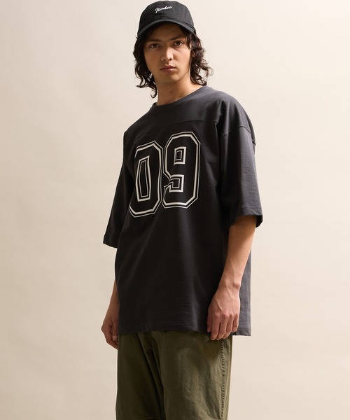 NUMBER (N)INE（ナンバーナイン）の「HEAVY COTTON NUMBERING FOOTBALL T-SHIRT / ヘビー コットン ナンバリング フットボール Tシャツ（Tシャツ/カットソー・メンズ・チャコール/ホワイト/ブラック/カーキ・2/3/4）」の7枚目の写真