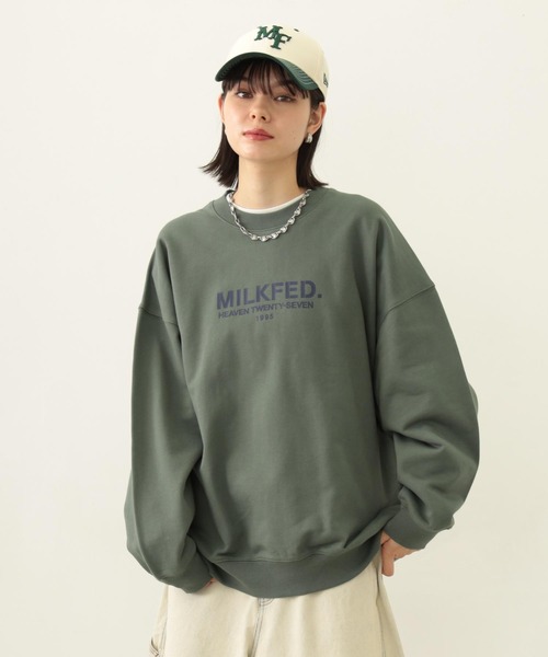 MILKFED.(ミルクフェド)の「STENCIL LOGO WIDE CREW SWEAT TOP(スウェット・レディース・オフホワイト/ブラック/オリーブ・M/L)」の3枚目の写真
