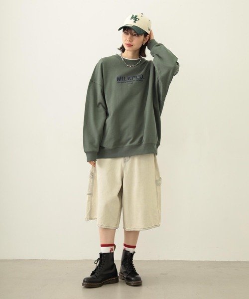 MILKFED.(ミルクフェド)の「STENCIL LOGO WIDE CREW SWEAT TOP(スウェット・レディース・オフホワイト/ブラック/オリーブ・M/L)」の6枚目の写真