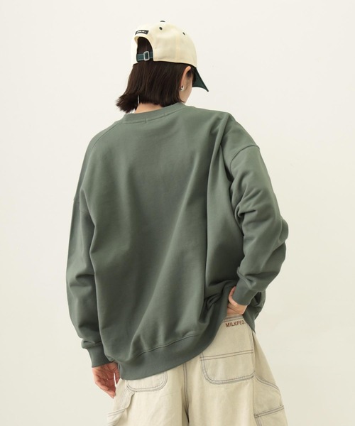 MILKFED.(ミルクフェド)の「STENCIL LOGO WIDE CREW SWEAT TOP(スウェット・レディース・オフホワイト/ブラック/オリーブ・M/L)」の5枚目の写真