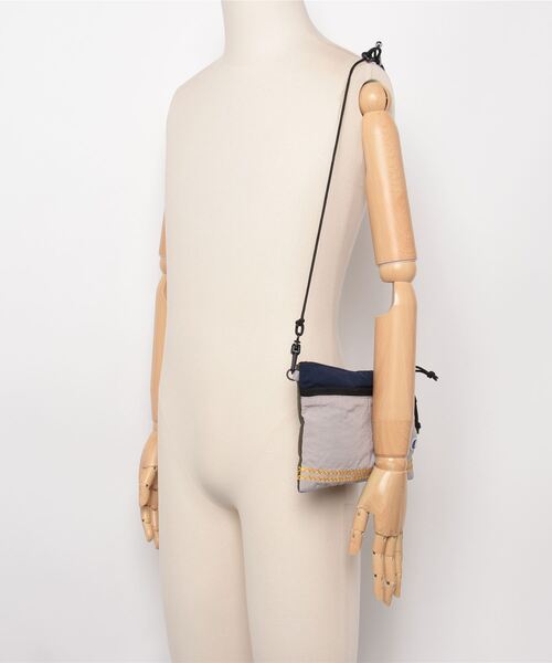 Champion（チャンピオン）の「【Champion/チャンピオン】直営限定コレクション メンズ サコッシュ（ショルダーバッグ・メンズ・ベージュ/グレー系その他3/ブラック・FREE）」の7枚目の写真