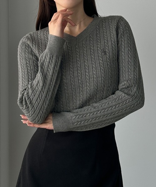 Louere(ルエレ)の「Vネックロゴ刺繍ケーブルニットトップス(ニット/セーター・レディース・アイボリー/ブラック/チャコール・LARGE/MEDIUM/SMALL)」の3枚目の写真