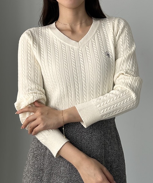 Louere(ルエレ)の「Vネックロゴ刺繍ケーブルニットトップス(ニット/セーター・レディース・アイボリー/ブラック/チャコール・LARGE/MEDIUM/SMALL)」の2枚目の写真