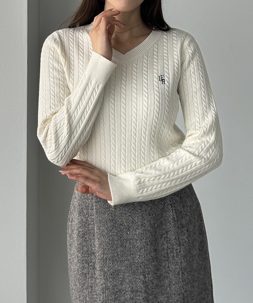 Louere(ルエレ)の「Vネックロゴ刺繍ケーブルニットトップス(ニット/セーター・レディース・アイボリー/ブラック/チャコール・LARGE/MEDIUM/SMALL)」の7枚目の写真