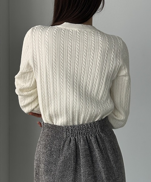 Louere(ルエレ)の「Vネックロゴ刺繍ケーブルニットトップス(ニット/セーター・レディース・アイボリー/ブラック/チャコール・LARGE/MEDIUM/SMALL)」の9枚目の写真