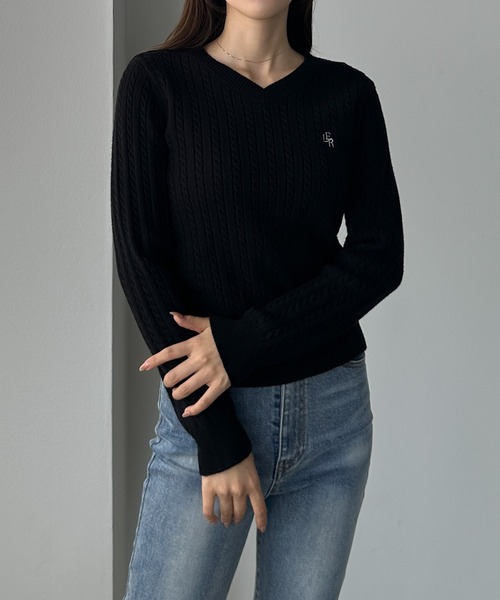Louere(ルエレ)の「Vネックロゴ刺繍ケーブルニットトップス(ニット/セーター・レディース・アイボリー/ブラック/チャコール・LARGE/MEDIUM/SMALL)」の11枚目の写真