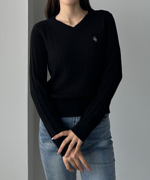 Louere(ルエレ)の「Vネックロゴ刺繍ケーブルニットトップス(ニット/セーター・レディース・アイボリー/ブラック/チャコール・LARGE/MEDIUM/SMALL)」の12枚目の写真