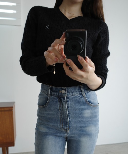 Louere(ルエレ)の「Vネックロゴ刺繍ケーブルニットトップス(ニット/セーター・レディース・アイボリー/ブラック/チャコール・LARGE/MEDIUM/SMALL)」の13枚目の写真