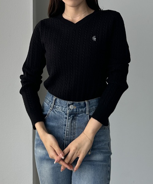 Louere(ルエレ)の「Vネックロゴ刺繍ケーブルニットトップス(ニット/セーター・レディース・アイボリー/ブラック/チャコール・LARGE/MEDIUM/SMALL)」の15枚目の写真