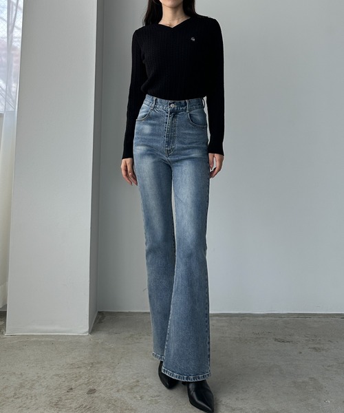 Louere(ルエレ)の「Vネックロゴ刺繍ケーブルニットトップス(ニット/セーター・レディース・アイボリー/ブラック/チャコール・LARGE/MEDIUM/SMALL)」の16枚目の写真