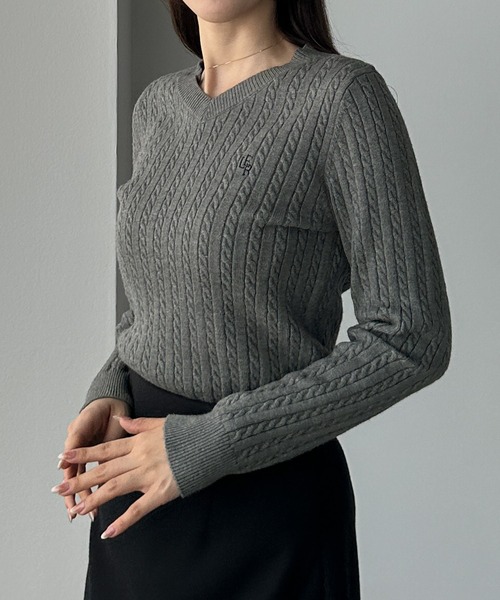 Louere(ルエレ)の「Vネックロゴ刺繍ケーブルニットトップス(ニット/セーター・レディース・アイボリー/ブラック/チャコール・LARGE/MEDIUM/SMALL)」の19枚目の写真