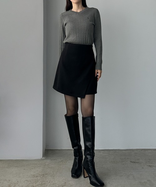 Louere(ルエレ)の「Vネックロゴ刺繍ケーブルニットトップス(ニット/セーター・レディース・アイボリー/ブラック/チャコール・LARGE/MEDIUM/SMALL)」の20枚目の写真